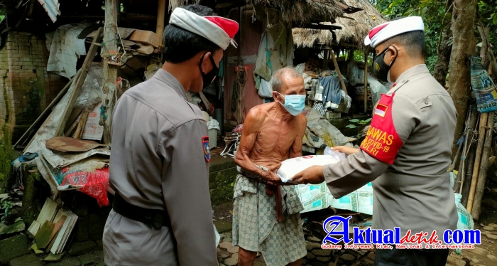 Sambut Hari Kemerdekaan RI Ke-76, Kapolsek Gianyar Bagikan Sembako Ke Warga Kurang Mampu