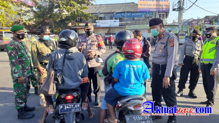 PPKM Darurat Petugas Gabungan Laksanakan Penyekatan di Jalan Raya Batubulan Sukawati