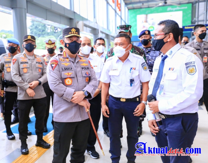 Tinjau Stasiun Pasar Senen, Kapolri Imbau Warga Mudik Sebelum Tanggal 28 April