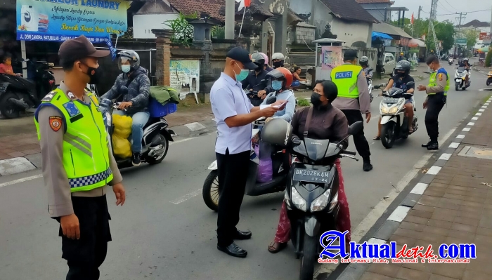 Tekan Mobilitas, Polres Gianyar Melaksanakan Penyekatan Akses Jalan di Batubulan