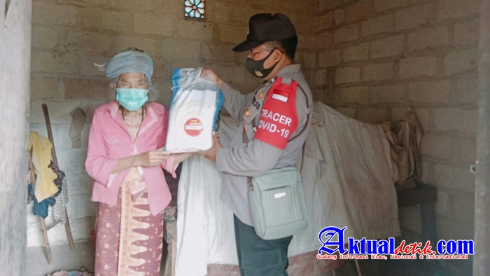 Pemberlakuan PPKM Level III Polres Karangasem Salurkan Bantuan Paket Sembako