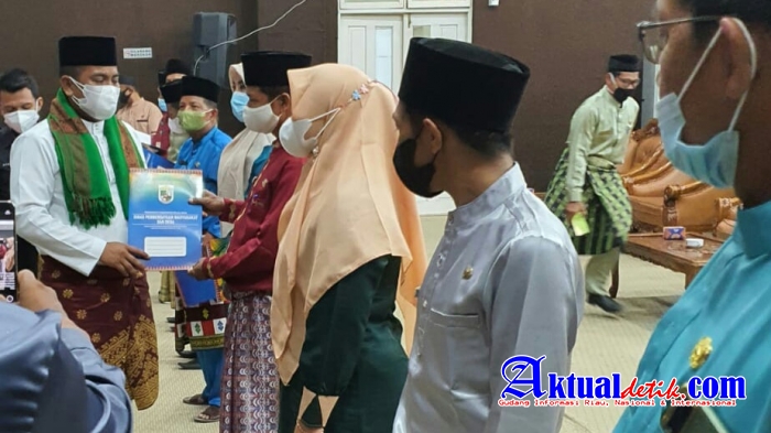 Bupati Pelalawan Serahkan SK PJ Kepala Desa Kepada 6 Pejabat Di Lingkungan Pemerintah Kecamatan Ukui