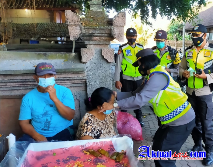 "Kring Polri Polres Gianyar" Polsek Tampaksiring Bagikan Masker di Pasar Tampaksiring