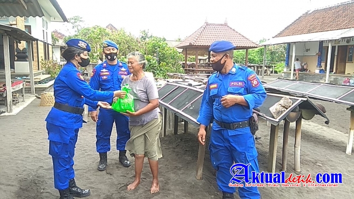 Warga Nelayan dan Petani Garam Menerima Bantuan Sembako Dari Sat Polairud Polres Klungkung