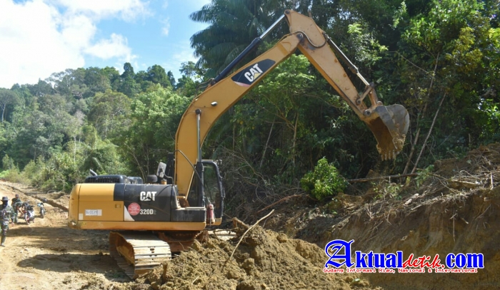 Alat Berat Diturunkan di Lokasi TMMD Ke-111, TNI-Polri dan Warga Kompak Ratakan Permukaan Tanah
