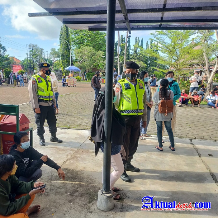 Unit PRC Samapta Polres Gianyar Laksanakan Himbauan Prokes Saat Kegiatan Vaksin di Gor Kebo Iwa