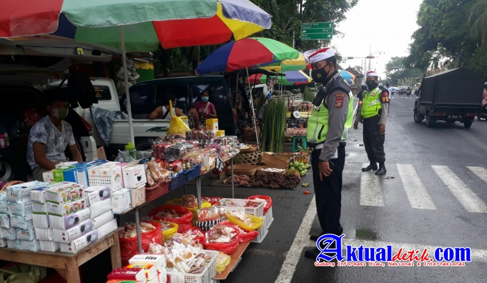 Personil Polsek Gianyar Himbau Warga dan Penguna Jalan Disiplin Dalam Prokes