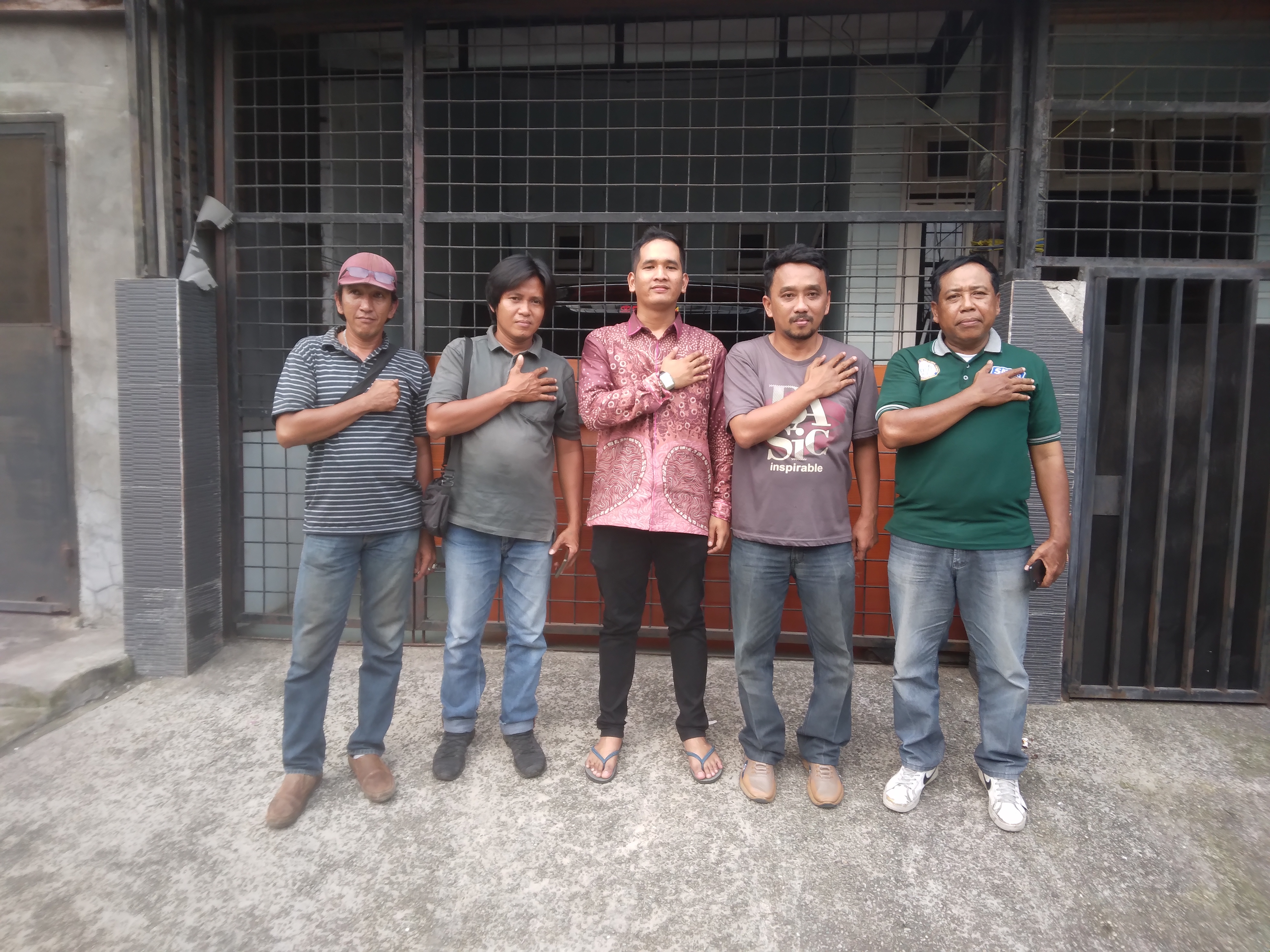 Briptu Mario Simanjuntak Merayahkan Syukuran Atas Keberhasilan Menyelesaikan Sarjana S2 Ilmu Hukum