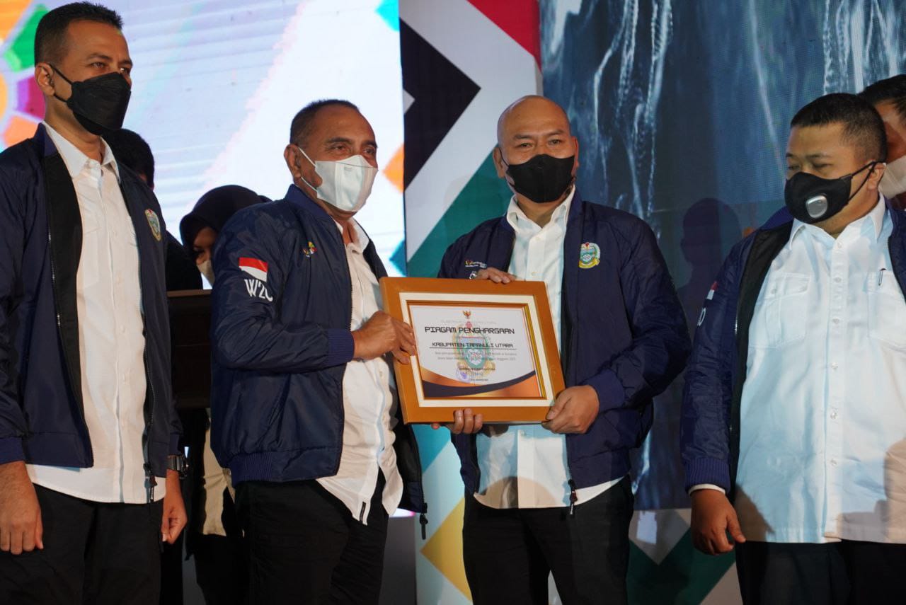 Bupati taput menerima penghargaan dari Gubsu Kabupaten terbaik Kategori  Realisasi Anggaran