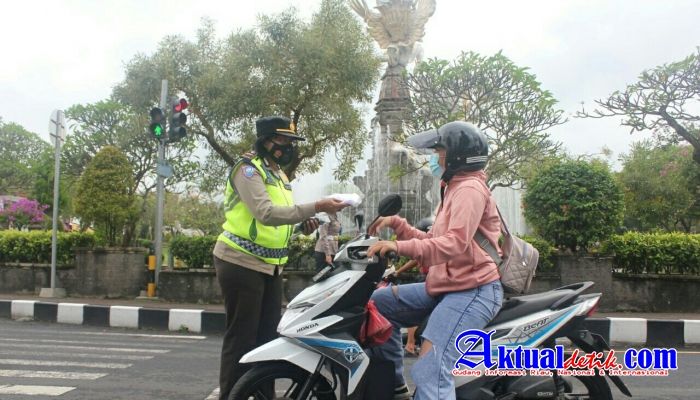 Aksi Srikandi Polres Gianyar, Menyapa dan Bagikan Masker Gratis Ke Pengendara