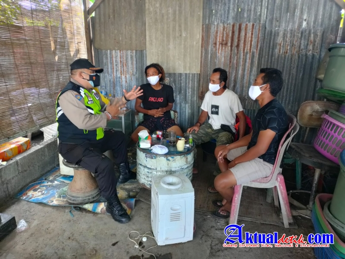 Lakukan Sambang, Bhabinkamtibmas Desa Singakerta Beri Himbauan dan Bagikan Masker