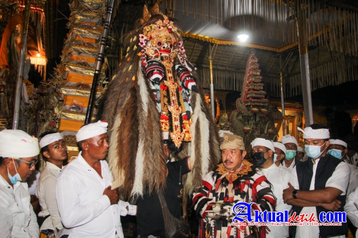 Wujud Bhakti, Wagub Cok Ace "Ngayah" Calonarang di Pura Jemeng Desa Sebali Tegallallang