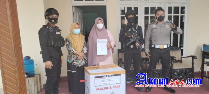 Personil Satbrimob Polda Gorontalo Kawal Ketat Kedatangan Vaksin Sinovac Di Gorontalo