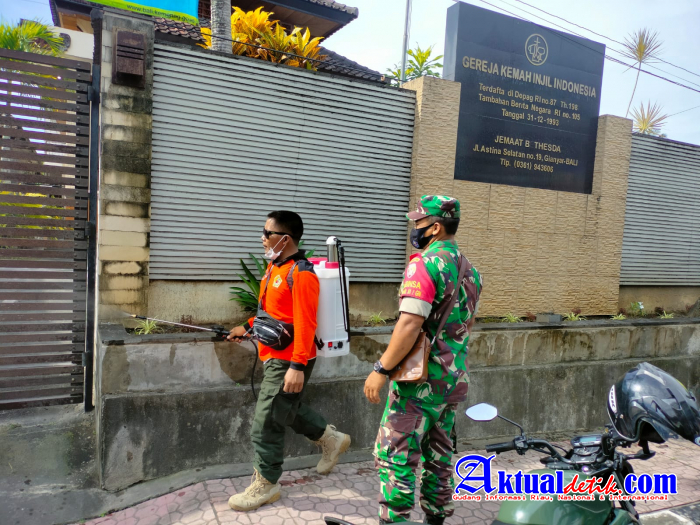 Cegah Covid-19 Jelang Nataru, Kodim 1616/Gianyar, Semprotkan Disenfektan Disejumlah Gereja