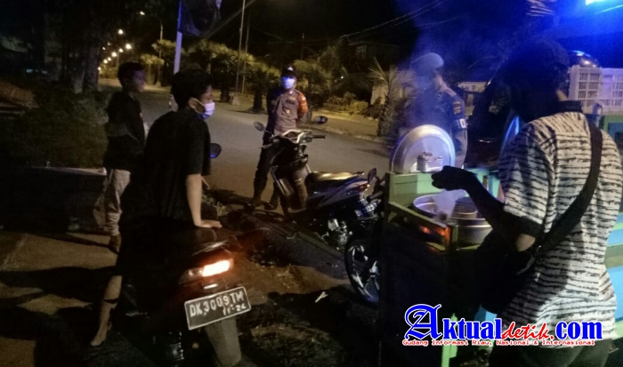 Gebug Sindu Light Polres Karangasem Sinergi Dengan Satgas Binmas PPKM Sambil Bagikan Sembako Kepada 