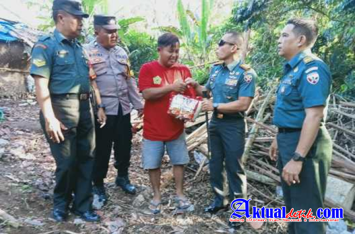 Dandim Gianyar Berikan Sembako Untuk Warga Terdampak Bencana Alam di Bali