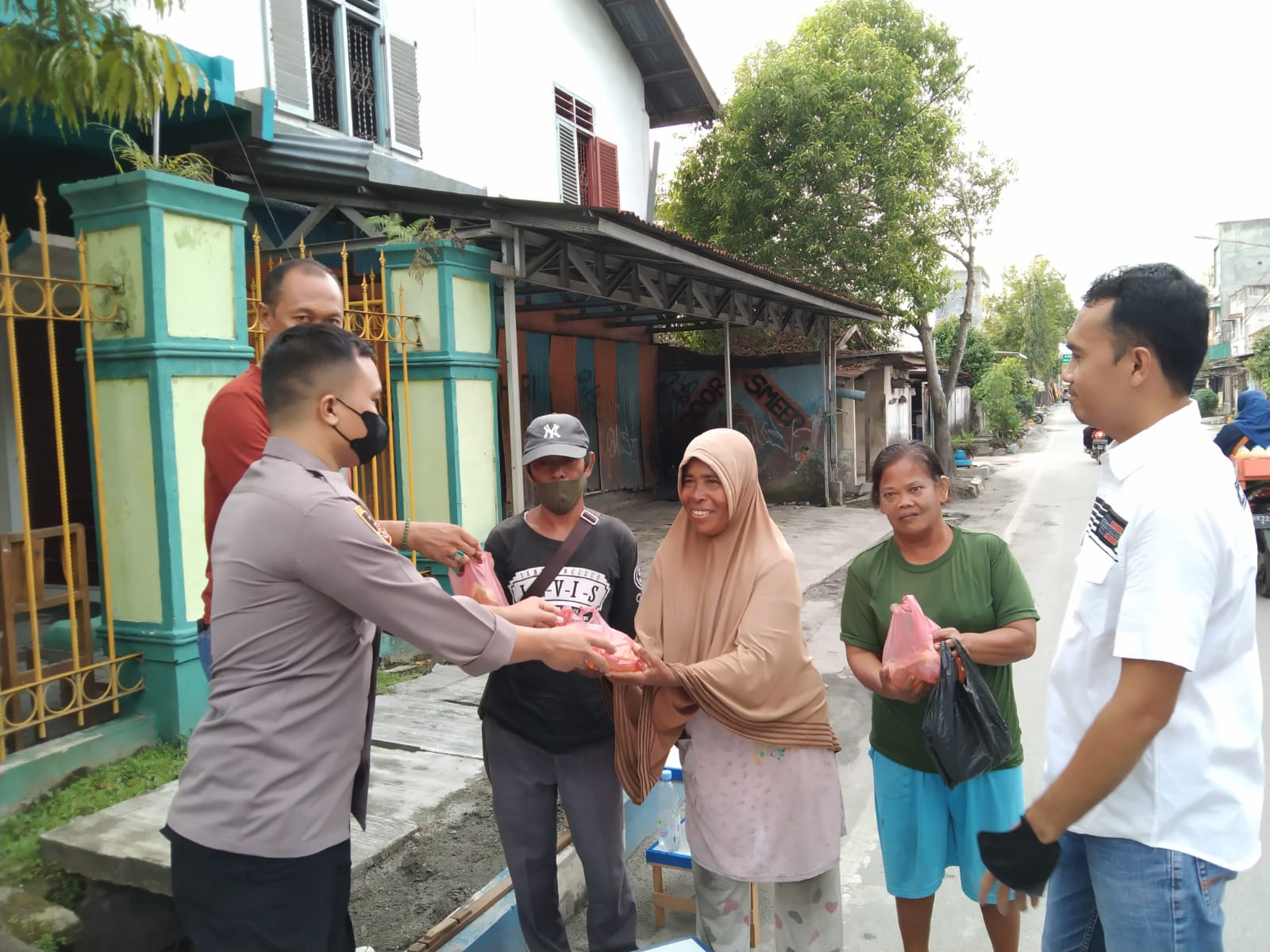 Sat Reskrim Polresta Deli Serdang Bagikan Bansos Kepada Masyarakat Terdampak Kenaikan BBM