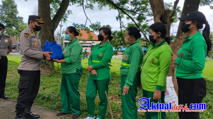 Peduli Sesama Pasca Kenaikan BBM, Polres Gianyar Bagikan Paket Sembako di 2 Tempat