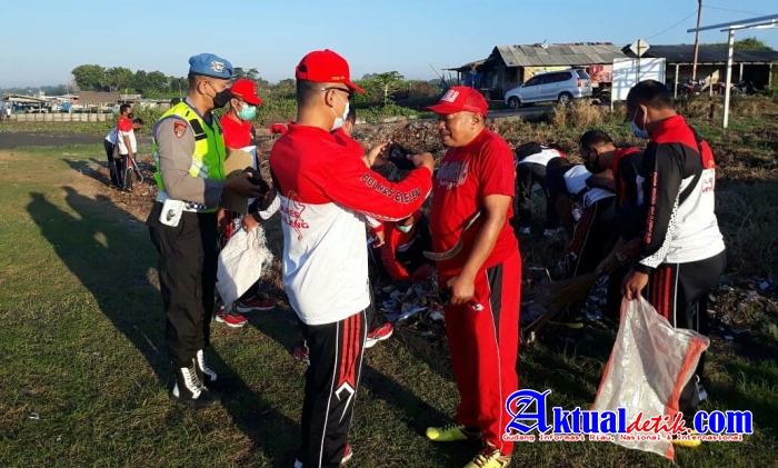 Polsek Gianyar Membagikan Masker Kepada Masyarakat yang Berkunjung di Pantai Siyut