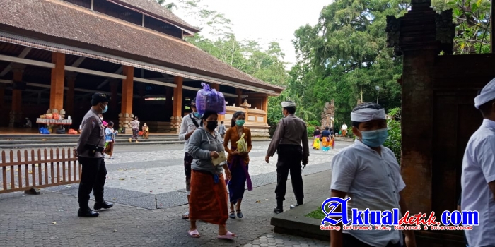 Sinergitas Polri Dengan Pecalang Ingatkan Warga Tetap Patuhi Prokes Pada Saat Persembahyangan