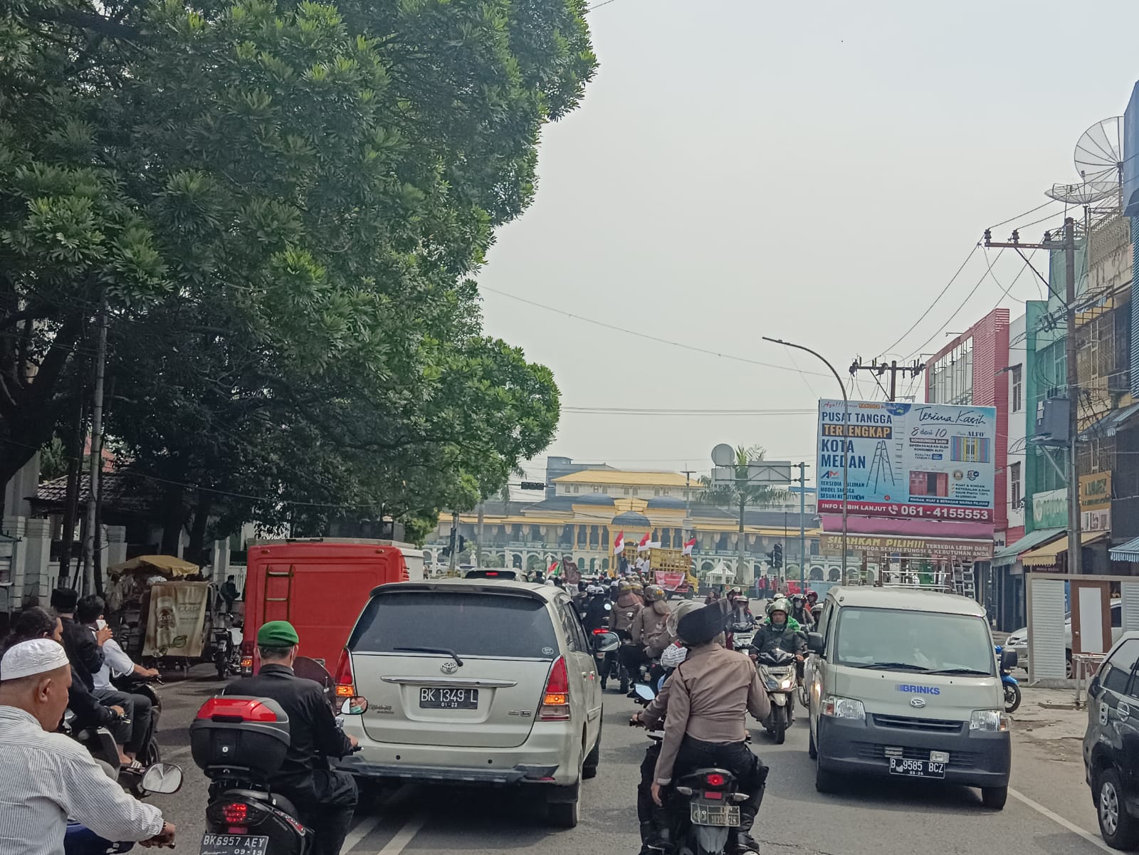 Sat Samapta Polrestabes Medan Lakukan Pengawalan Massa Unjuk Rasa Ke Konjen India