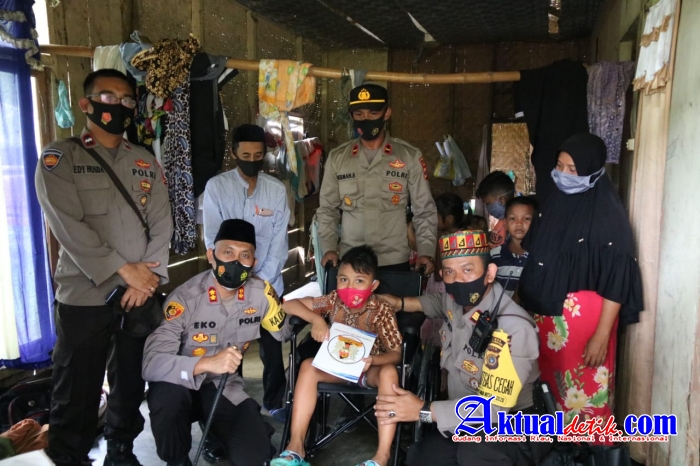 Kursi Roda Untuk dek Azizir dari Pak Kapolres Lhokseumawe