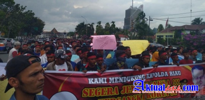 Ribuan Massa Desak Polda Riau Tangkap Muhammad