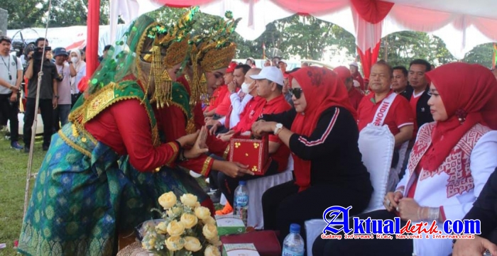 Dihadiri Ida Yulita Susanti, Puncak HUT RI Ke 77, Disambut Ribuan Masyarakat Kampung Merah Putih