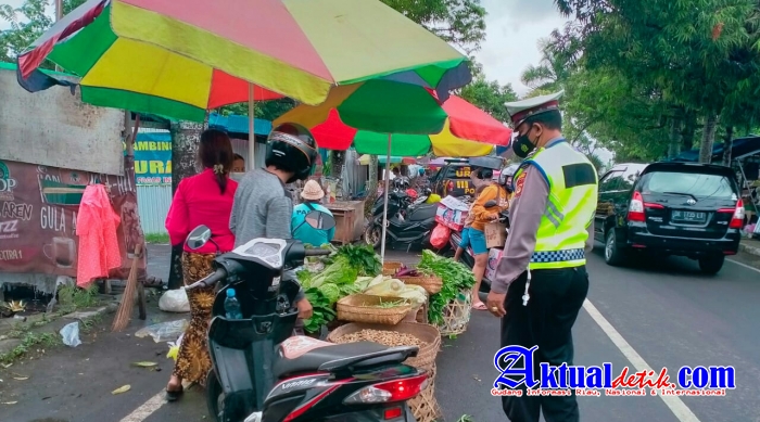 Tidak Bosan dan Terus Polsek Gianyar Gencar Beri Himbauan Prokes Kepada Warga