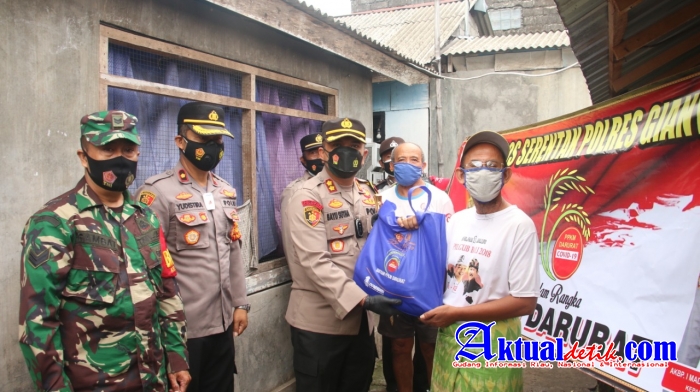 Polres Gianyar Bagikan Bantuan Sembako Kepada Masyarakat Terdampak Pandemi Covid-19
