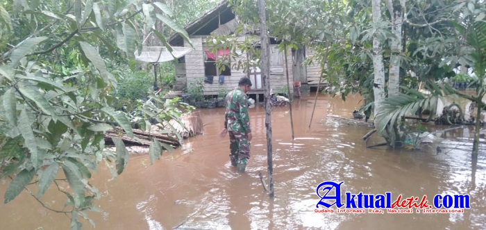 Agar Masyarakat Tetap Tenang, Koramil Tebas Lakukan Pemantauan Kepada Korban Banjir