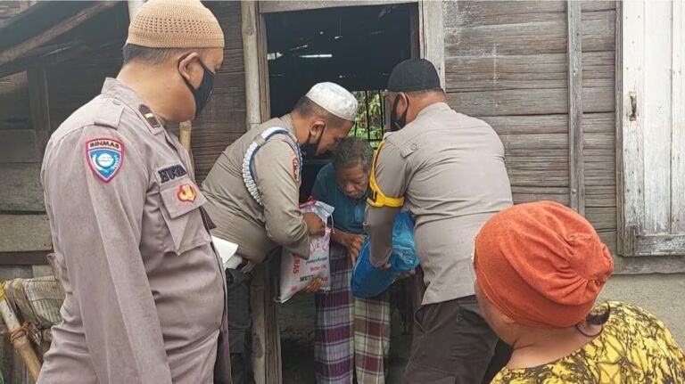 IPDA El Husein didampingi Bhabinkamtibmas Santuni Warga Kurang Mampu Dalam Program Pos Jubah