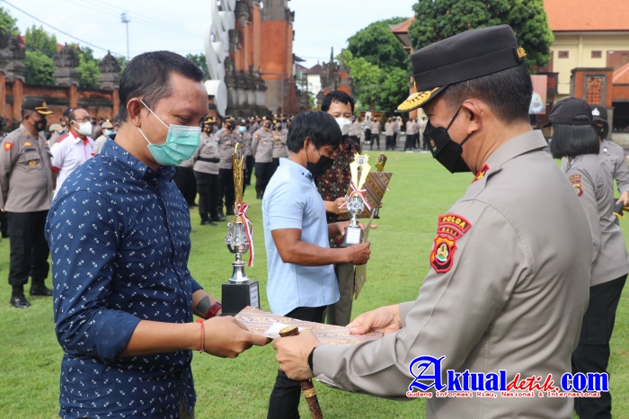 Kapolda Bali Serahkan Hadiah Pada Pemenang Bhayangkara Mural Festival 2021