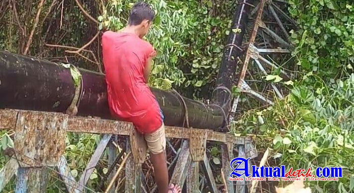 Ambruk Jembatan Pipa Induk PADM Halsel Sedang Diperbaiki