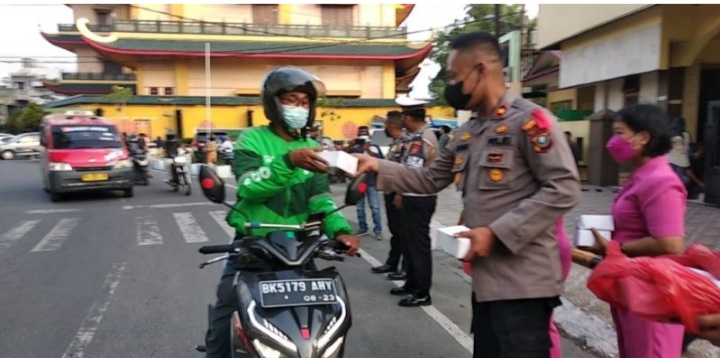 Peduli terhadap sesama, Polsek Medan Timur Bagikan Takjil Kepada Masyarakat