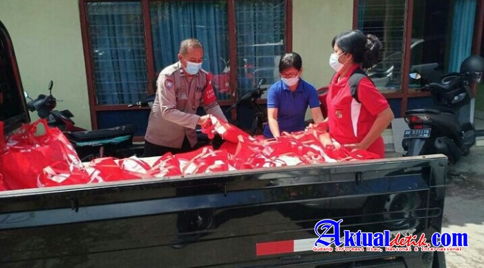 Semangat 45 di Hari Kemerdekaan RI Ke 76, Bhabinkamtibmas Terus Salurkan Bansos