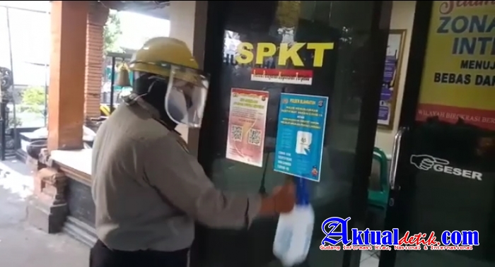 Sterilisasi dari Bakteri dan Virus, Polsek Blahbatuh Rutin Semprotkan Disenfektan