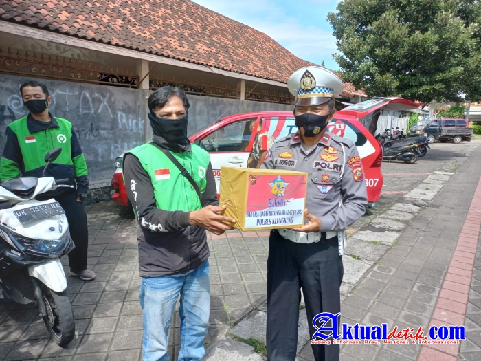 Polres Klungkung Bagikan Sembako dan Nasi Bungkus Kepada Ojek Online dan Petugas Kebersihan