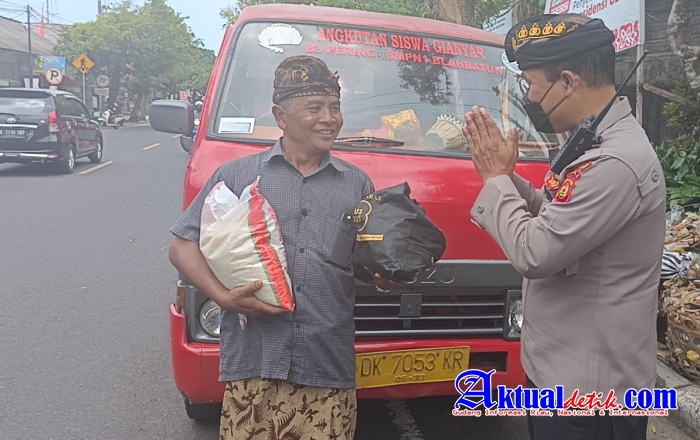 Sasar Sopir Angkutan Umum, Polsek Blahbatuh Salurkan Bantuan Sembako