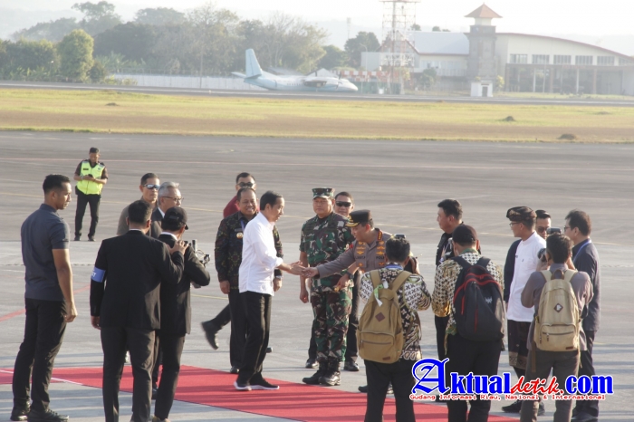 Kapolda Bali mendampingi Kapolri dan Panglima TNI Sambut Kedatangan Presiden RI di Pulau Bali