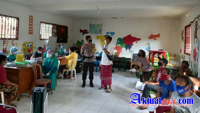 Kabag Ops Polres Gianyar Cek Pelaksanaan Vaksin Tahap II di Desa Pejeng Kaja
