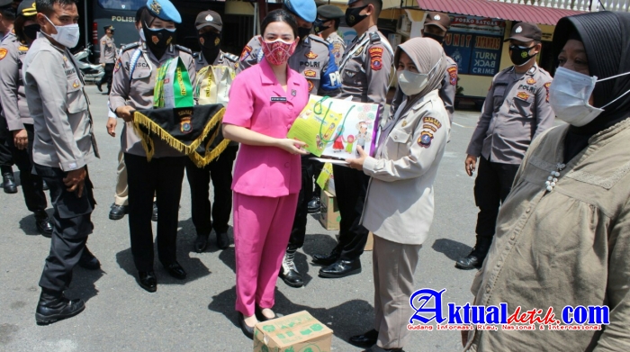 Kapolres Pematang Siantar dan Ketua Bhayangkari Cabang Serahkan Bingkisan Paket Lebaran