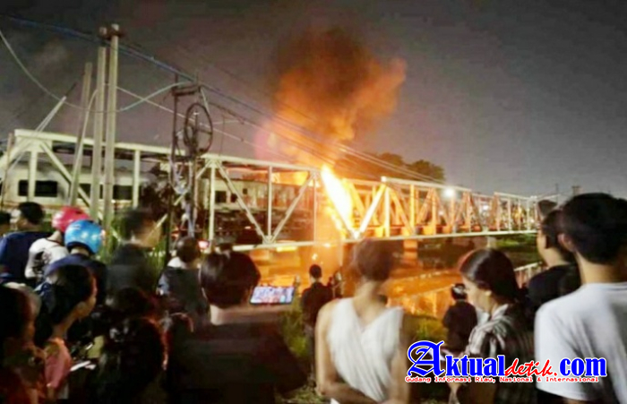 Tragedi Malam 1 Suro 2023 , KA Brantas Sambar Truk Trailer Di Perlintasan Jalan Madukoro 