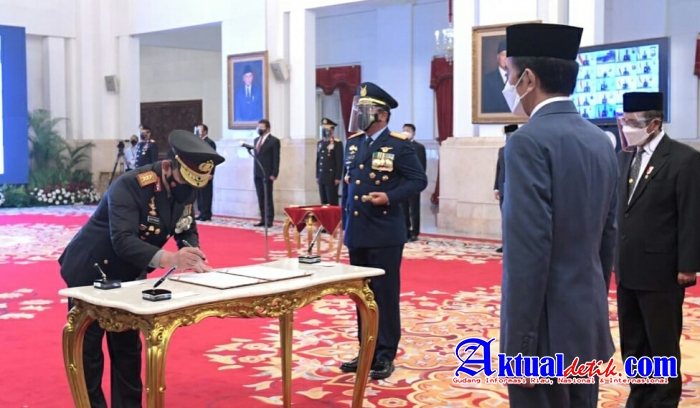 Jenderal Idham Azis Serahkan Panji Polri Tribrata ke Jenderal Listyo Sigit