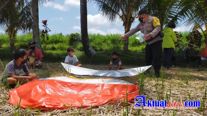 Sambangi Warga, Bhabinkamtibmas Desa Singakerta Bagikan Masker dan Edukasi Prokes