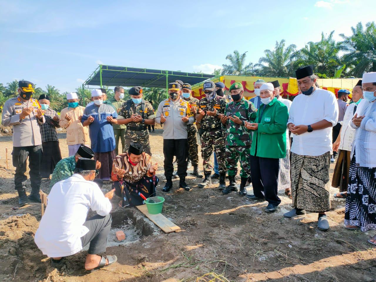 Kapolda Riau Letakkan Batu Pertama Pembangunan Ponpes di Desa Bukit Payung Bangkinang