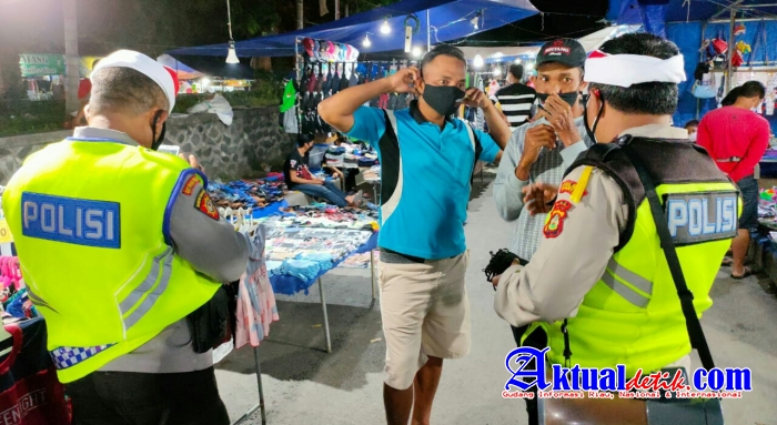 Disamping Beri Himbauan, Personil Polres Gianyar Juga Bagikan Masker Pada Pedagang dan Pengunjung