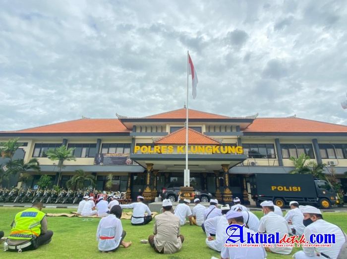 Saniscara Kliwon Wuku Landep, Polres Klungkung Melaksanakan Persembahyangan Bersama