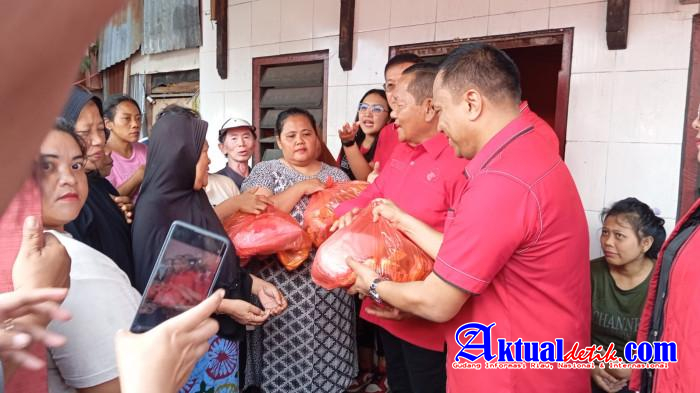 Partai PDI Perjuangan Langsung Tanggap Memberikan Baksos Korban Banjir Di Pinggir Sungai Deli