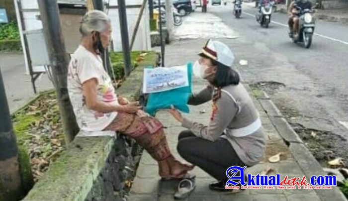 Peduli Dalam Berbagi, Polwan Polres Karangasem Bagikan Sembako Sambut Hari Jadi Polwan Ke-73